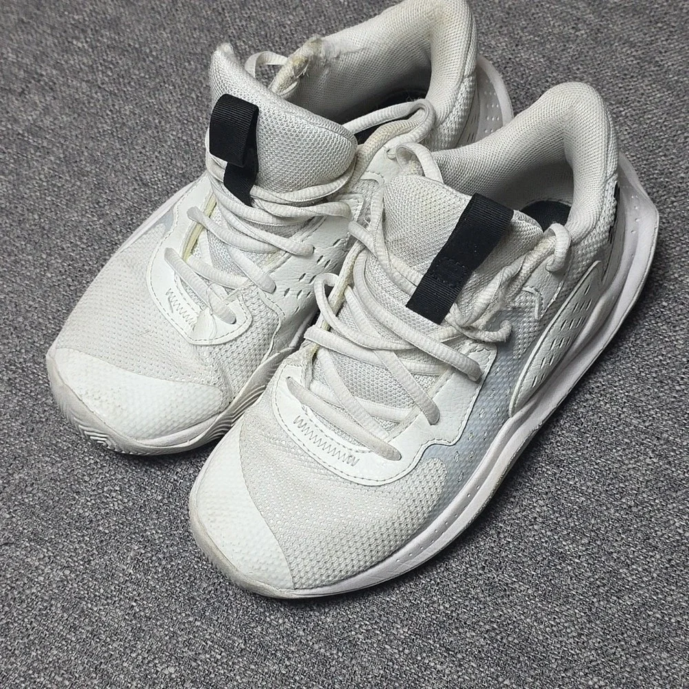 Under Armour UA Jet '23 AP White HaloGray Youth 4.5Y Sneakers Shoes